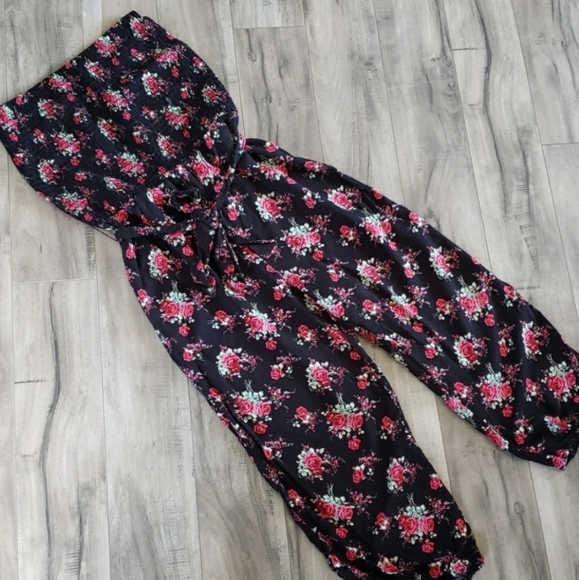 Tube black and red rose printed romper. - Picture 2 of 6